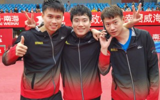 成就了大满贯的王楠给梁靖崑颁发了本届乒超联赛男乒MVP的奖牌