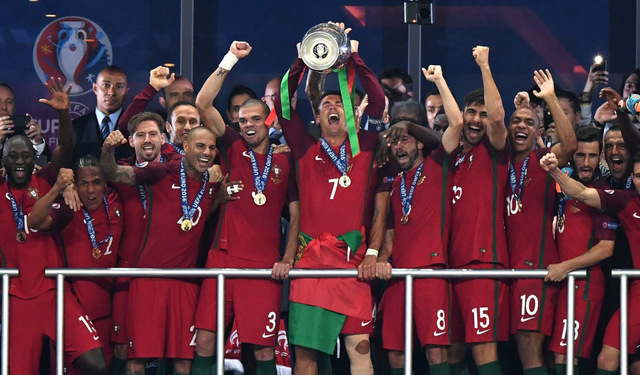 而这也是葡萄牙史上第一次赢得国际大赛的冠军-第1张图片-欧洲杯_足球无插件免费观看_2024欧洲杯直播-24直播吧